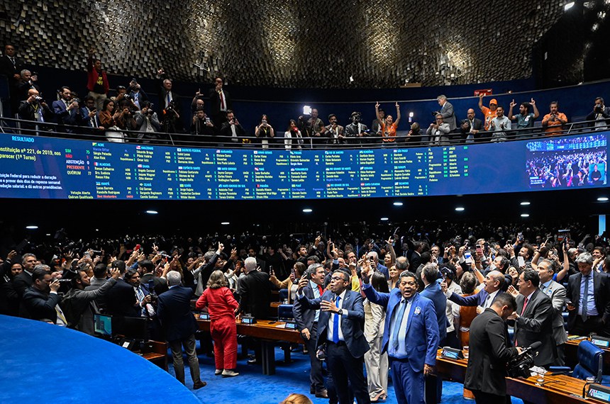 Senado aprova fim da escala 6x1 e redução da jornada de trabalho