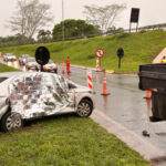 Colisão envolve automóvel e caminhão no trevo em obras em Adamantina