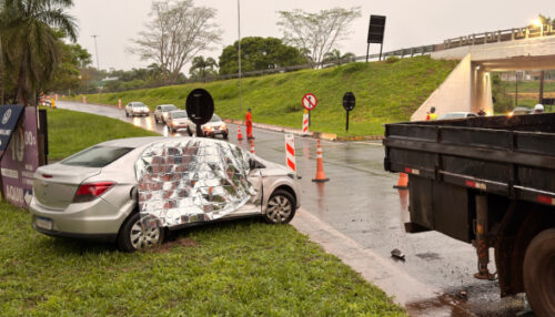Colisão envolve automóvel e caminhão no trevo em obras em Adamantina